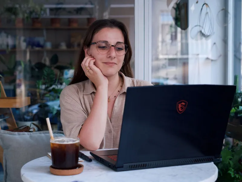 Chronological and Proud: The Americans Ditching Algorithmic Feeds for a Quieter Internet